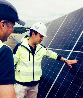 L’agrivoltaïsme est une solution combinant une production agricole principale à une production d’électricité secondaire.